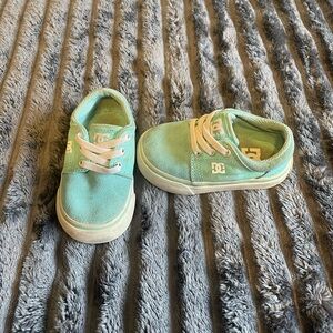 Girls toddler size 5 teal suede shoes